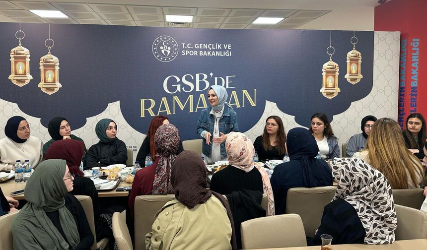 Konyalı bakan öğrencilerle sahurda buluştu