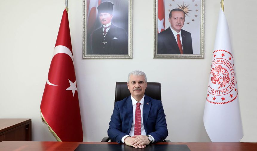 "Onlar, toprağa düşerken bu vatanı yükseltmiş hilâl uğruna güneş gibi batmışlardır"