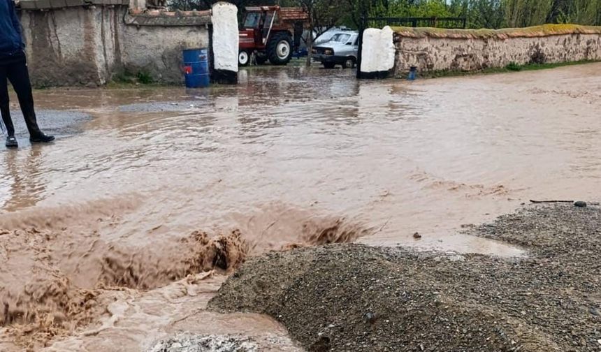 Konya'nın bazı ilçelerinde şiddetli yağış hayatı olumsuz etkiledi