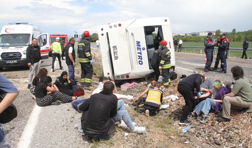 Yolcu otobüsü devrildi, 13 kişi yaralandı