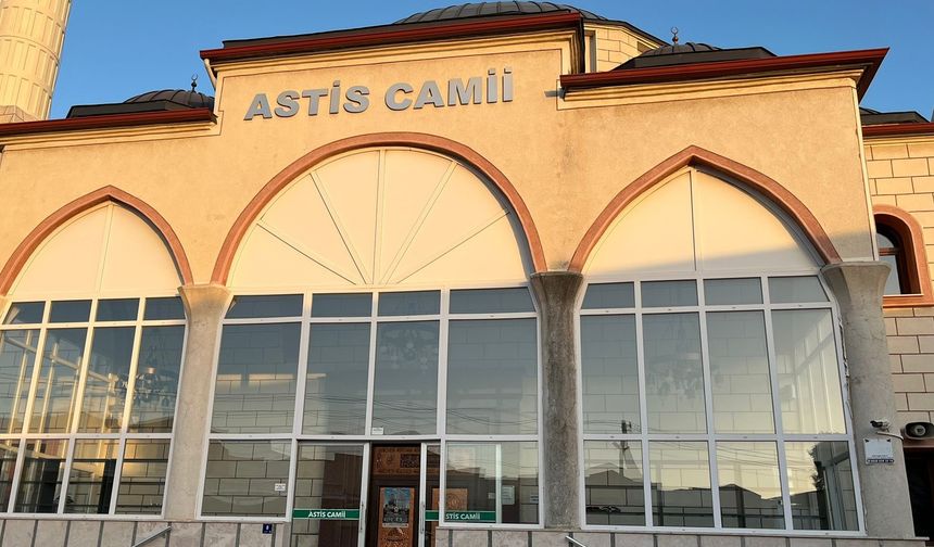 Namazı kıldırıp kalp krizi geçirdi