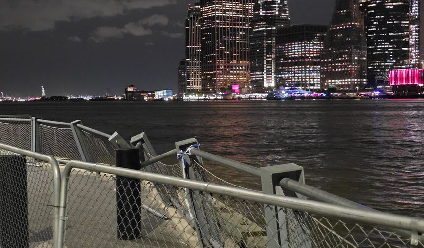 New York’ta dehşet anı: Donanma gemisi köprüye çarptı!