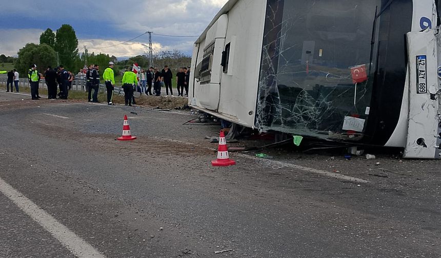 Konya'da yolcu otobüsü devrildi: Çok sayıda yaralı var