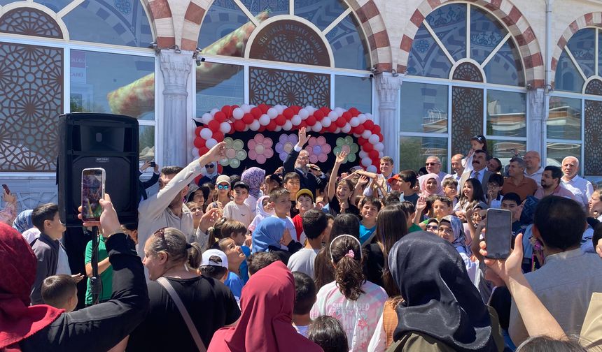 Minareler çocuk sesiyle yankılandı