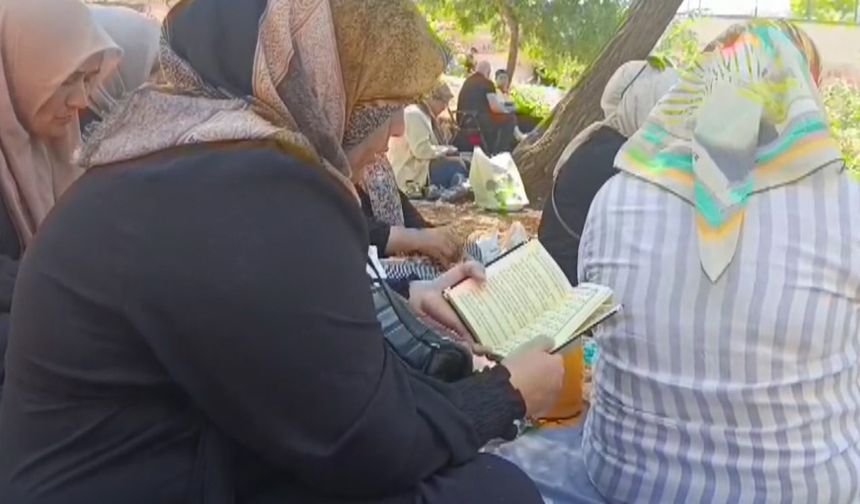 Öğrenciler sınavdayken aileler de dışarıda dua etti