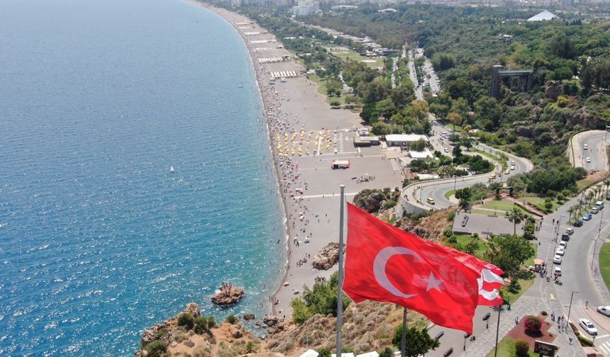 Turistlerden Konyaaltı sahiline yoğun ilgi