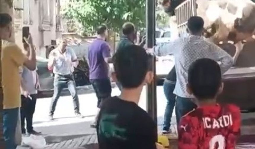 Kızgın boğa kasaba saldırdı: O anlar kameraya yansıdı