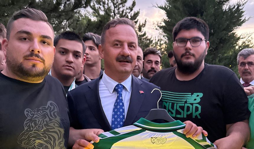 Nalçacı’dan Ağıralioğlu’na Konyaspor forma hediyesi