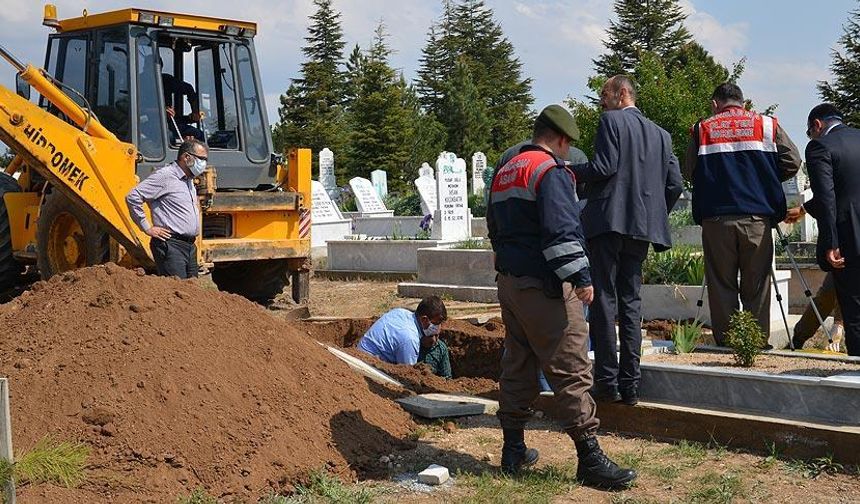 Otopsi için mezarını açtılar