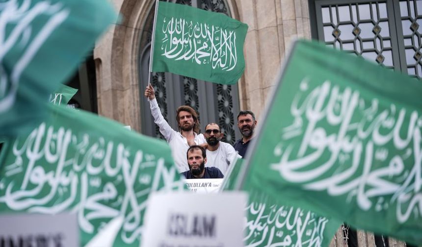 Leman dergisi binlerce kişi tarafından protesto edildi