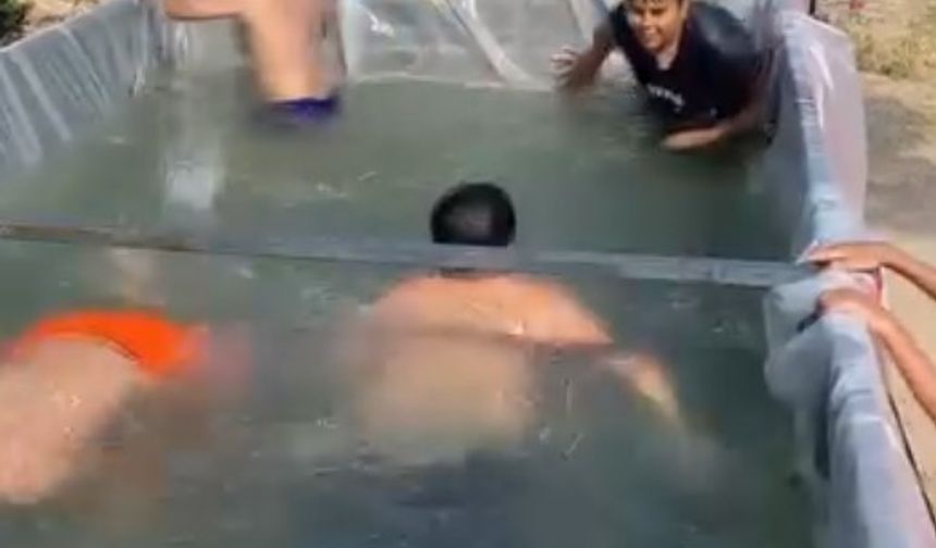 Sıcaktan bunalan gençlerin havuz keyfi görenleri güldürdü