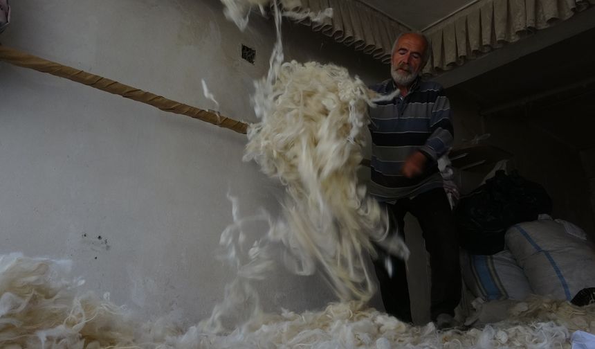 Mesleğini yaşatıyor