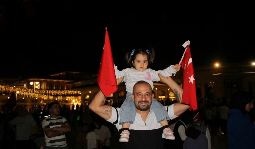 7'den 70'e herkes bayrağını alan meydanda toplandı