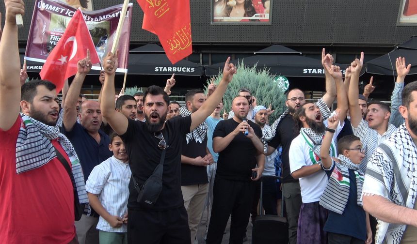 Konya’da Starbucks önünde İsrail protestosu