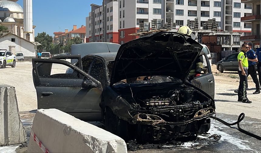 Karatay’da seyir halindeki lüks otomobil dakikalar içinde kül oldu!