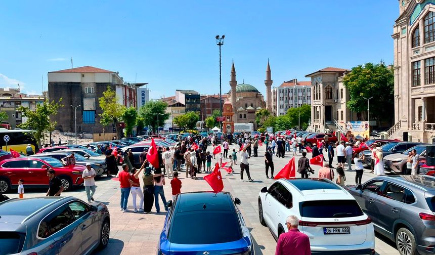 Aksaray'da yüzlerce yerli otomobil aynı anda yola çıktı: Görenler gözlerine inanamadı