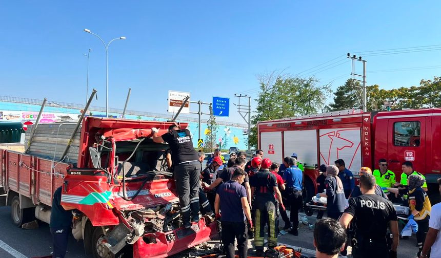 Aksaray'da feci kaza! Kamyonet hafriyat kamyonuna ok gibi saplandı