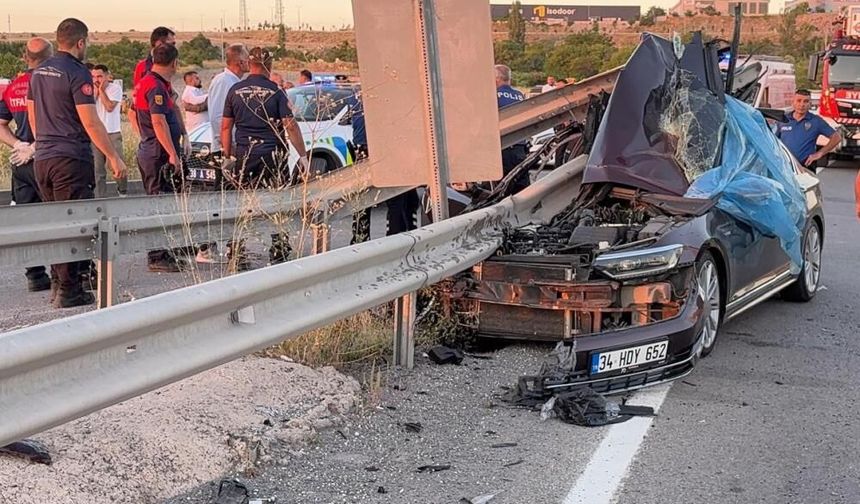 Düğün yolunda feci kaza! Bariyer otomobili delip geçti