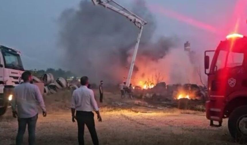 Afyon'da korkutan yangın! Otluk alanda başlayan alevler fabrika bahçesine sıçradı