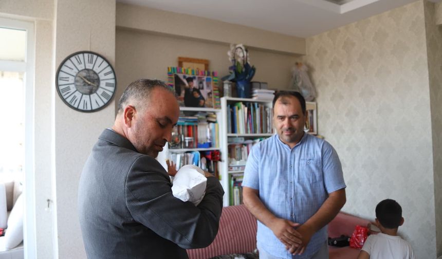 Gazi evinde çifte mutluluk: Yeni doğan bebeğin ismini İl Müdürü koydu