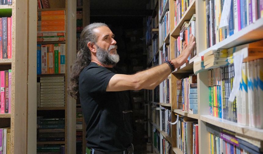 Konya’da 48 yıllık kitap sevdasıyla 53 bin kitaba ulaştı!