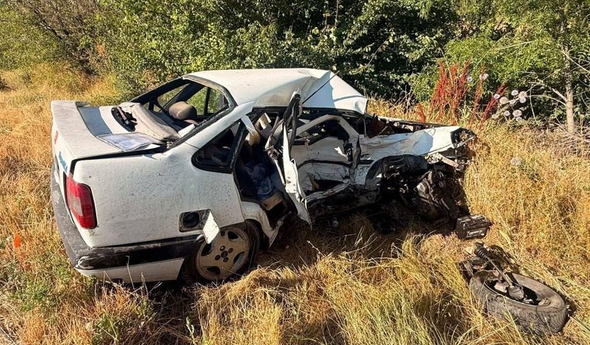 Afyon’da feci kaza! İki otomobil çarpıştı, bir sürücü hayatını kaybetti