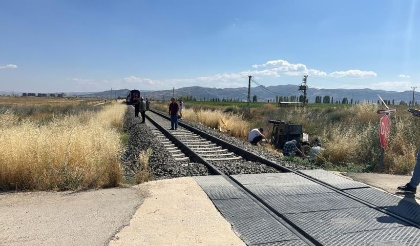 Afyonkarahisar'da tren kazası! Hemzemin geçitte tarım aracına çarpan tren can aldı