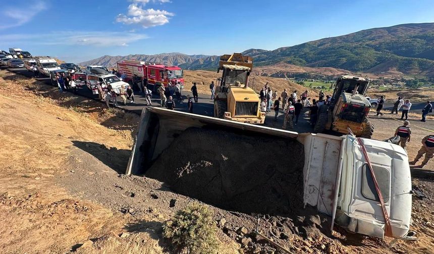 Feci kaza! Devrilen kamyonun altında kalarak can verdi…