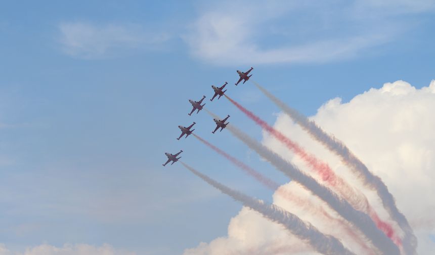 Konya’dan havalanan Türk Yıldızları SHG Airshow nefesleri kesti