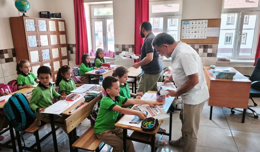 Gönül köprüsü sınırları aştı: Konya’da 2 bin 100 ihtiyaç sahibi öğrenciye dev kırtasiye desteği!