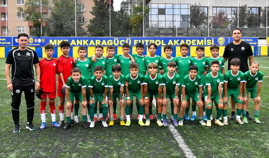 Yeşil-beyazlı miniklerden dev başarı: Konyaspor U12 takımı Ankara’da kupayı göğüsledi!