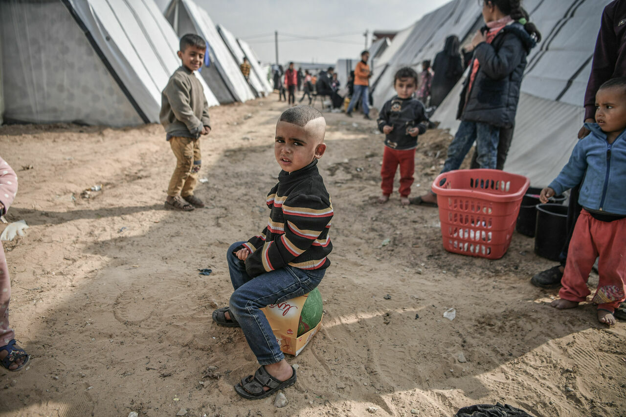 AA-20231228-33293224-33293214-ISRAIL_SALDIRILARINDAN_KACARAK_CADIRLARDA_KALAN_FILISTINLILER