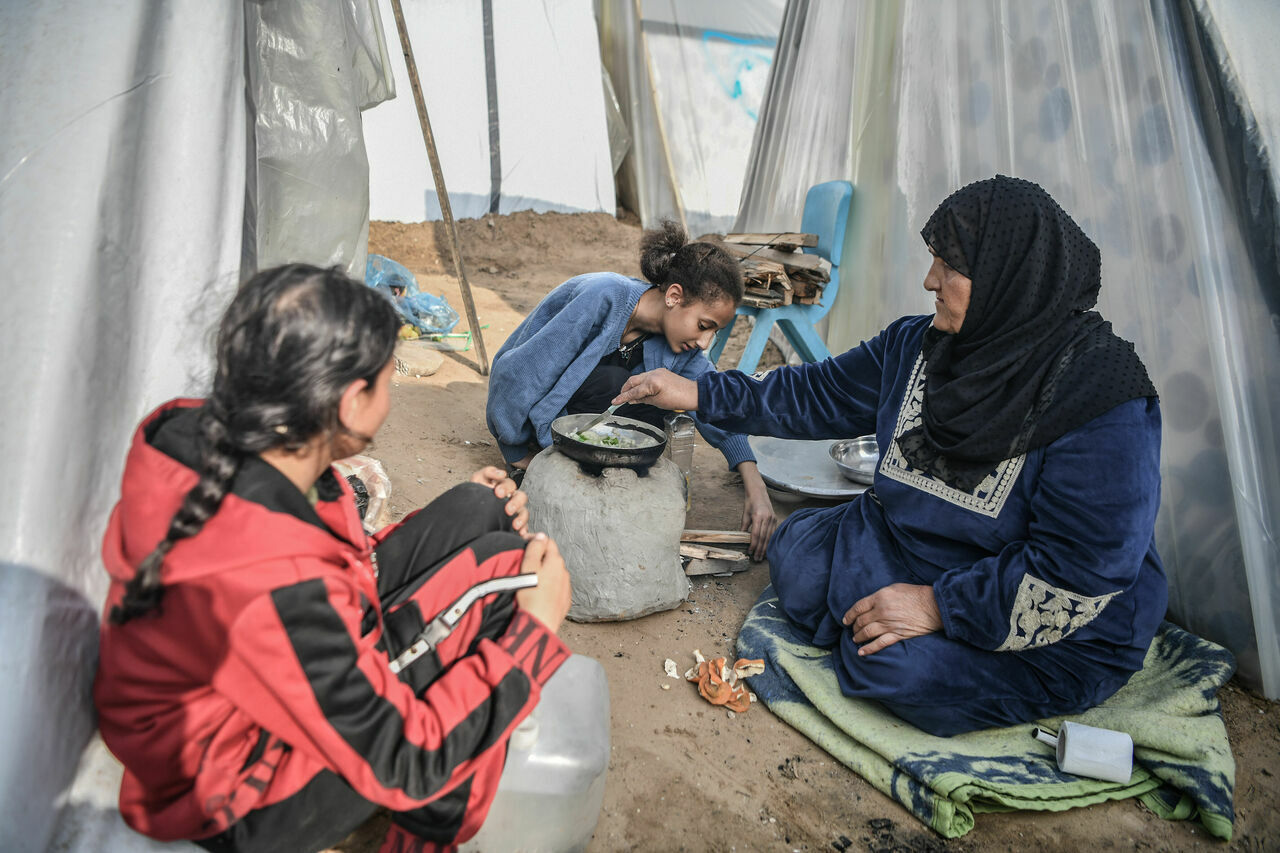 AA-20231228-33293224-33293220-ISRAIL_SALDIRILARINDAN_KACARAK_CADIRLARDA_KALAN_FILISTINLILER