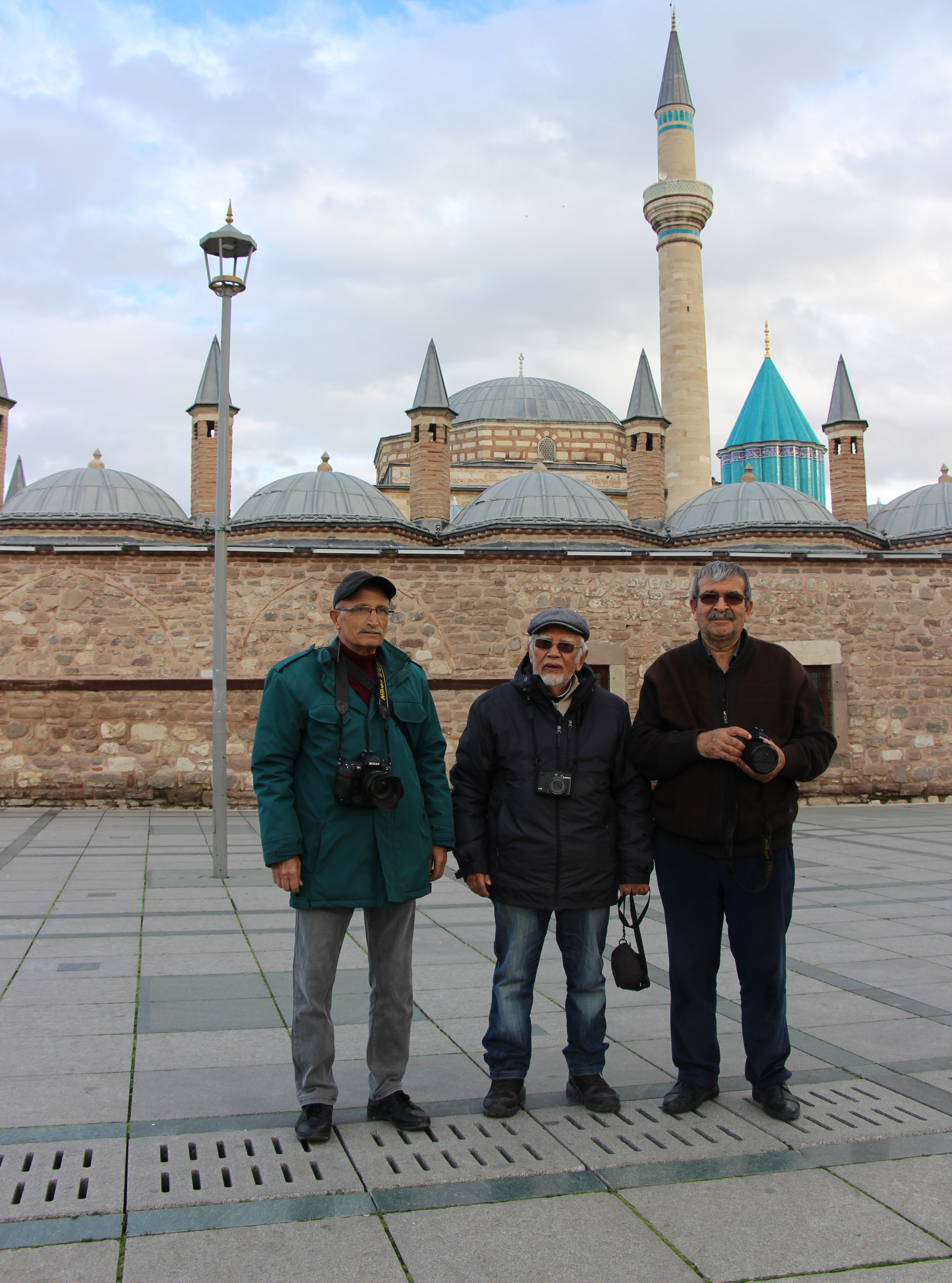 Konya’ya gelenleri çekmek için 3 emekli Konyalı da Mevlana Meydanında yerini aldı. kopya