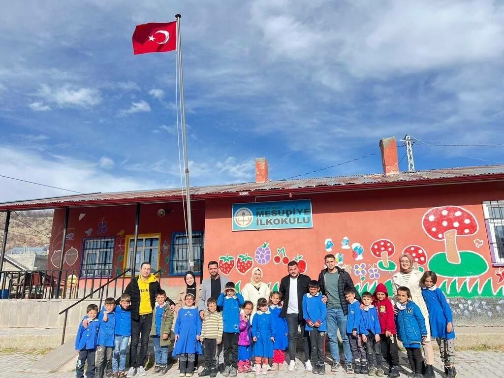 Ak Parti Seydişehir Gençlik Kolları Başkanlığı Çocukların Yüzünü Güldürdü (1)
