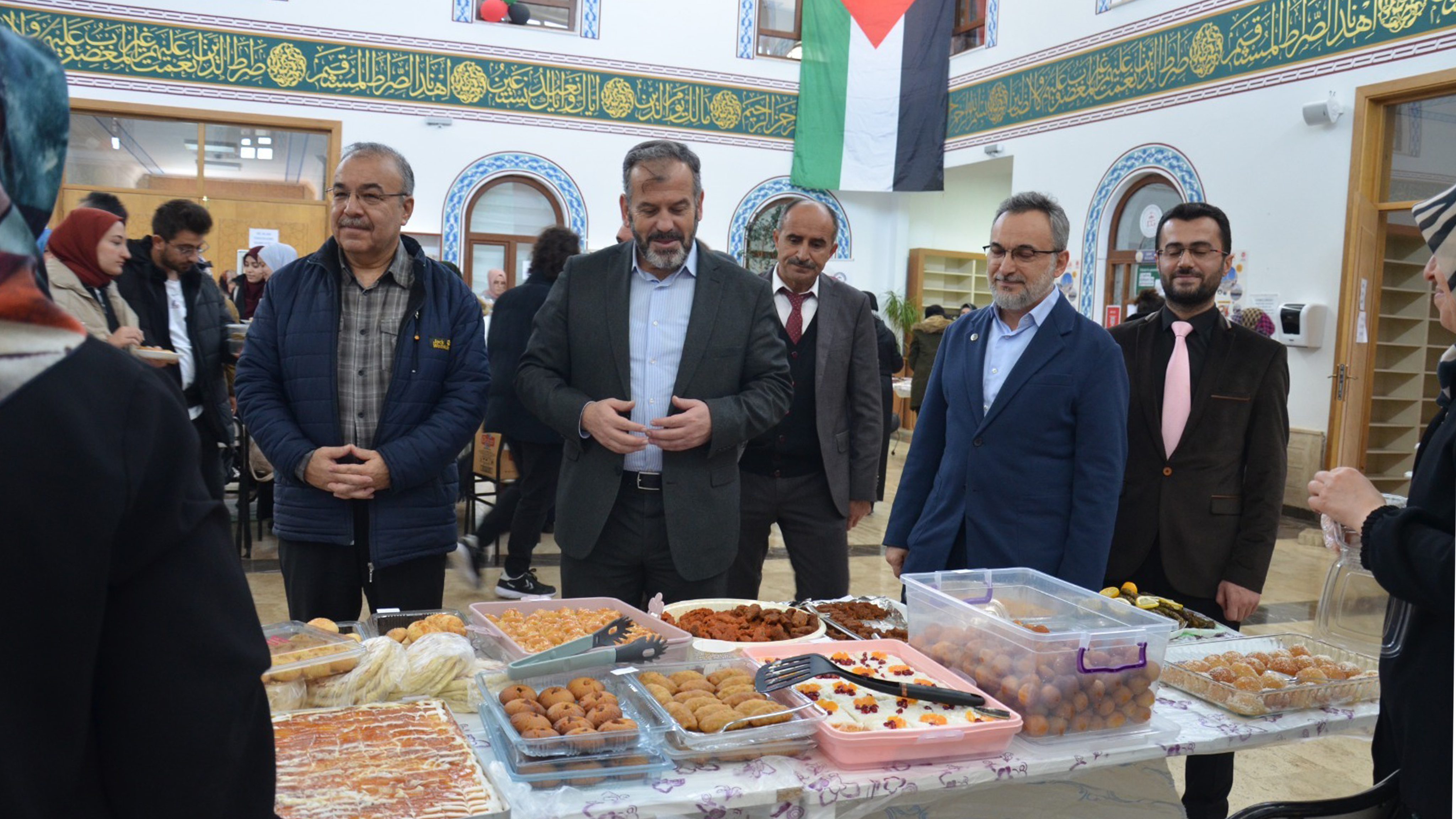Selçuk Üniversitesinde Filistin’e Destek Çarşısı açıldı (2)