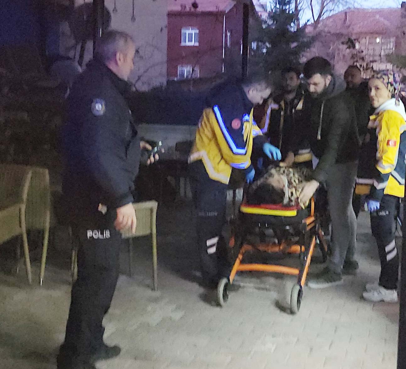 Yer Konya Kocasi Bicakla Kapiya Dayaninca Pencereden Atladi