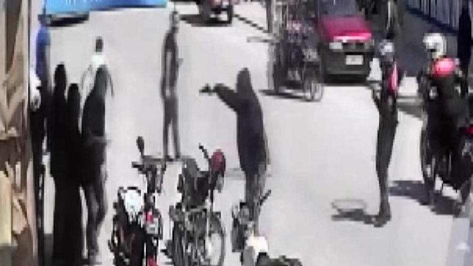Mersinde Polisin Silahli Sahsa Kahramanca Mudahalesi Kamerada 120453 20250421