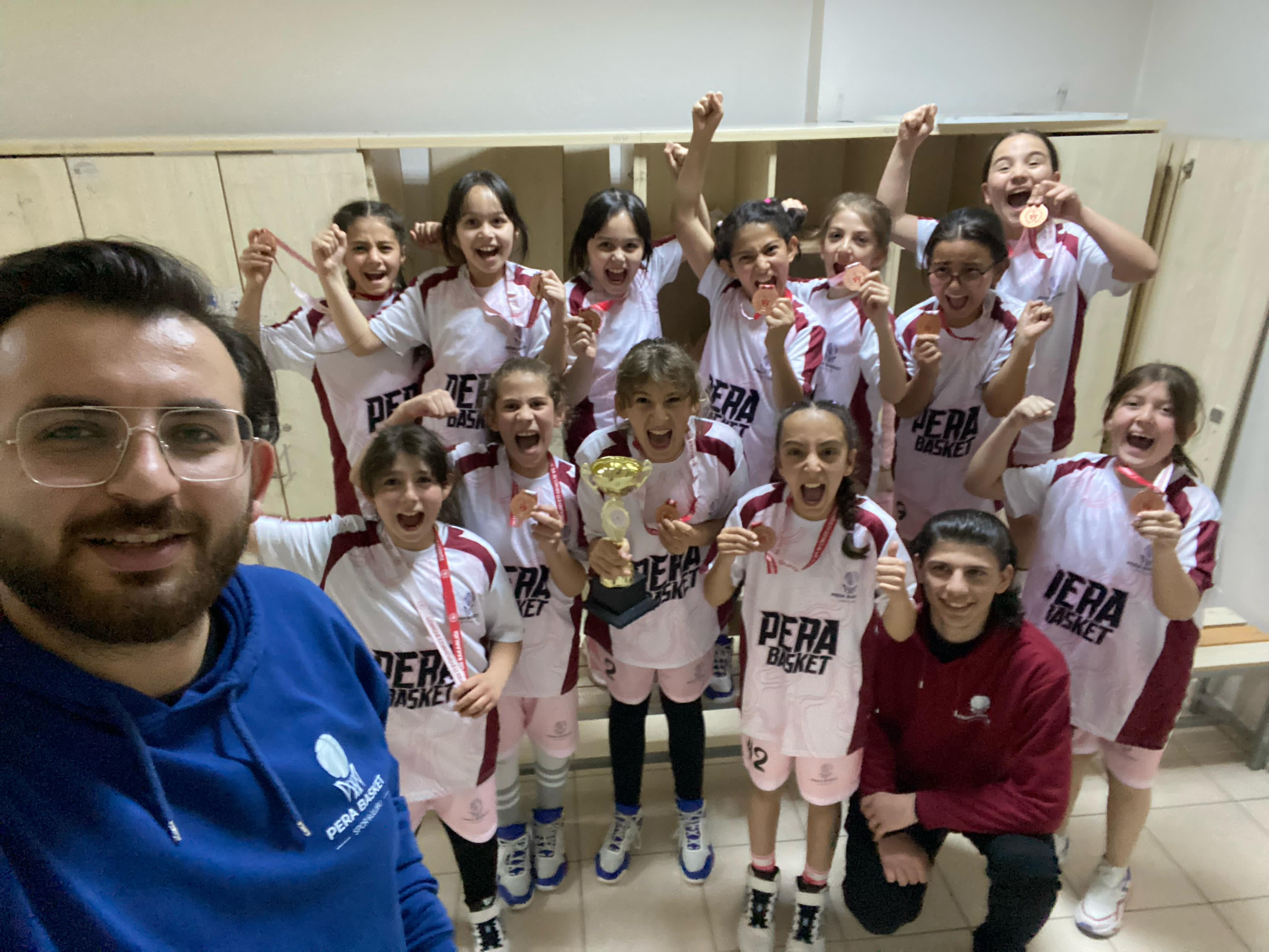 U10 Pera Kızlar Takımı Konya Üçüncüsü Oldu! (2)