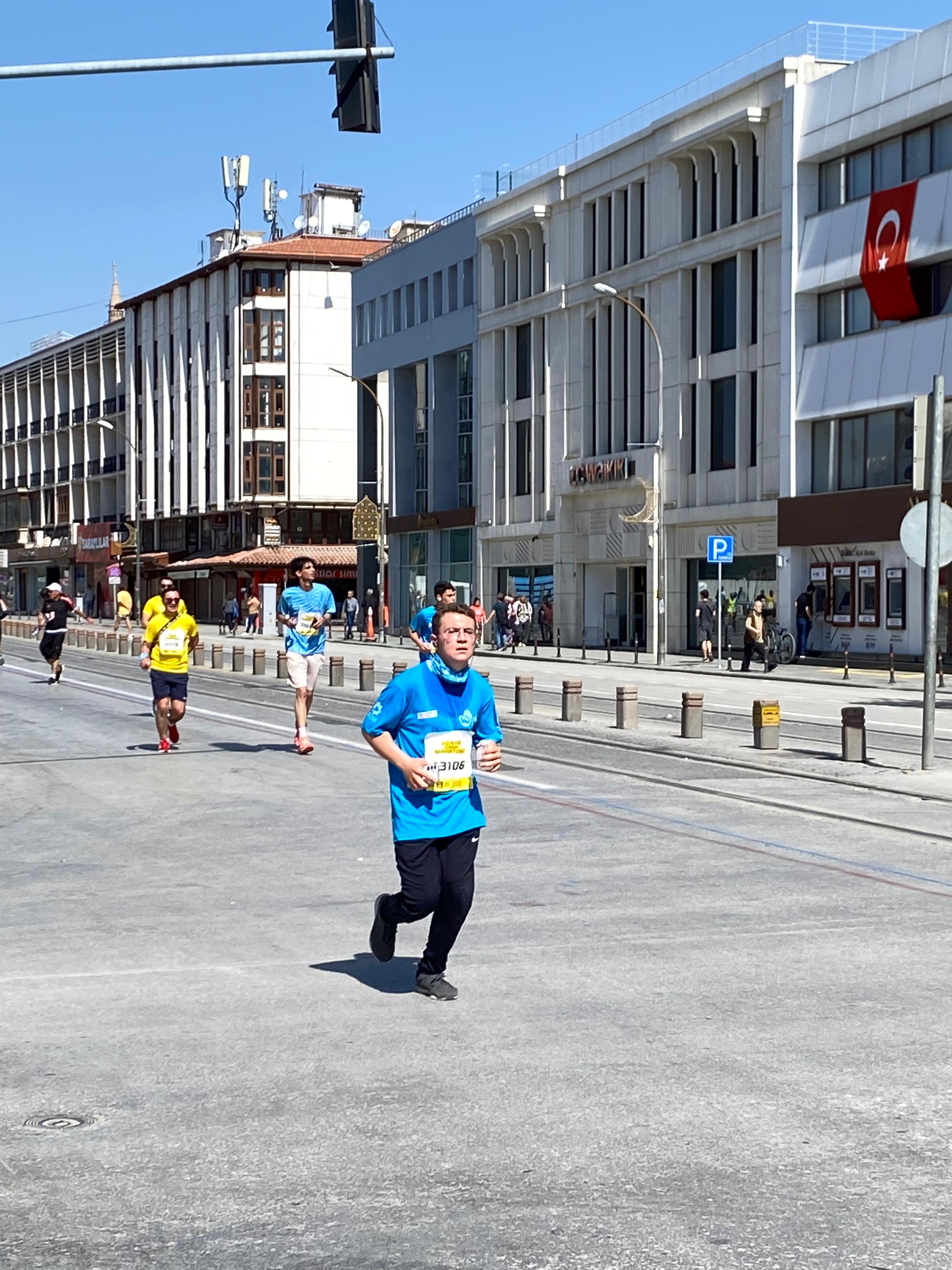 konyada-maraton-gunu-trafige-dikkat-001.jpeg