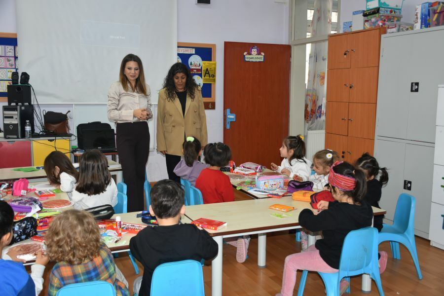 Aa 20251124 39789506 39789495 Ogretmen Anne Ile Kizi Ayni Okulda Ogrencileri Gelecege Hazirliyor (1)
