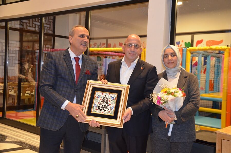 Okul Müdürü Celaletti̇n Hakan Katirciya Tüblo Hedeyi̇ Ederken Foto