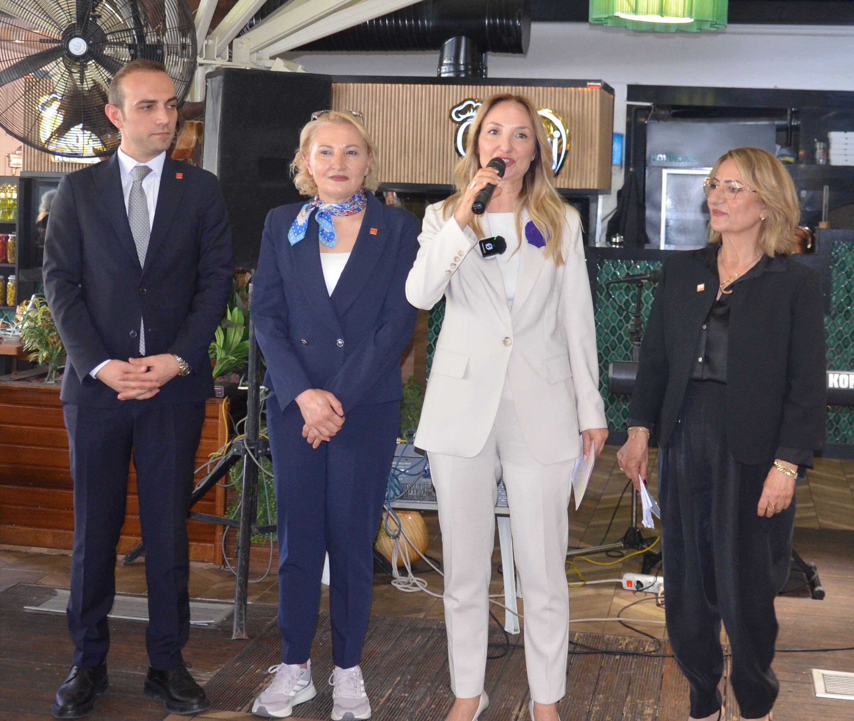 Chp Aile Ve Sosyal Hizmetler Gölge Bakanı Aylin Nazlıaka Konuşurken