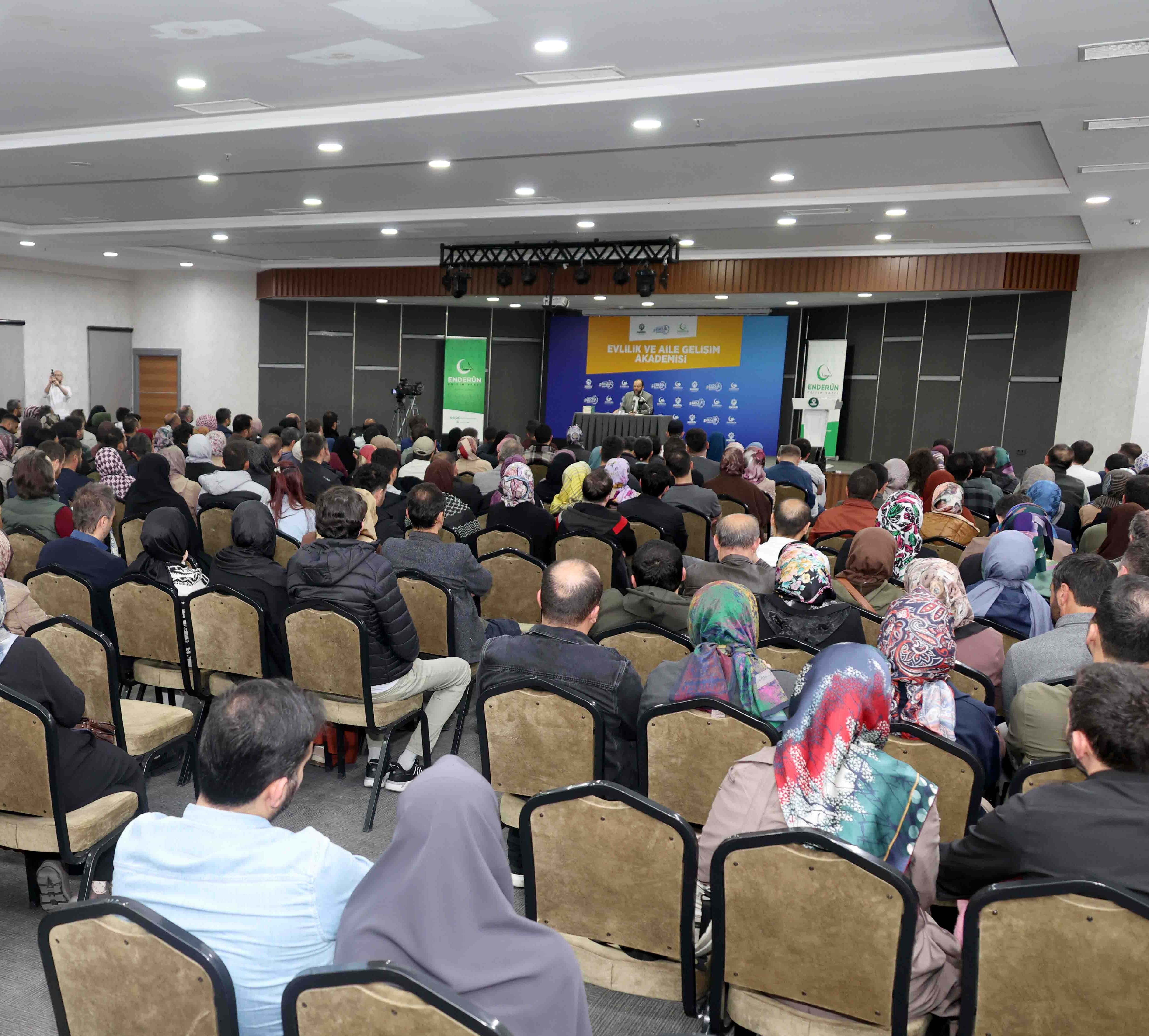 Evli̇li̇k Ve Ai̇le Geli̇şi̇m Akademi̇si̇ Yoğun Katilimla Devam Edi̇yor (1)