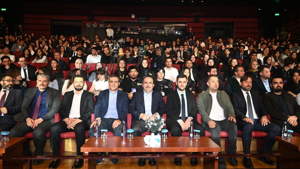 Kırmızı Ve Beyaz Modern Son Dakika Haberleri Youtube Küçük Resmi 2026 05 04T125527.332