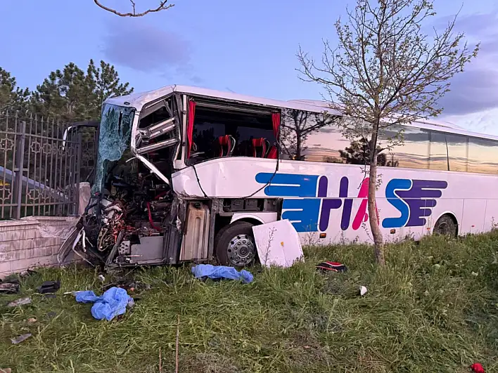 Konyada Yolcu Otobusu Tira Carpti 1 1309954 389423 1778743611 5Kh3Jr