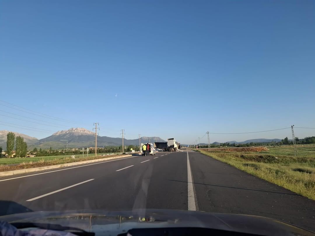 Seydi̇şehi̇r’de Tir Devri̇ldi̇ Şoför Yaralandikonya’nın Seydişehir Ilçesinde Sabah Saatlerinde Meyd (2)