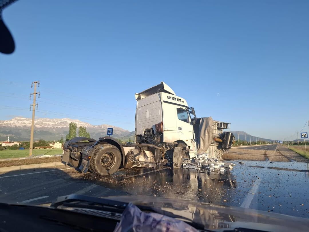Seydi̇şehi̇r’de Tir Devri̇ldi̇ Şoför Yaralandikonya’nın Seydişehir Ilçesinde Sabah Saatlerinde Meyd