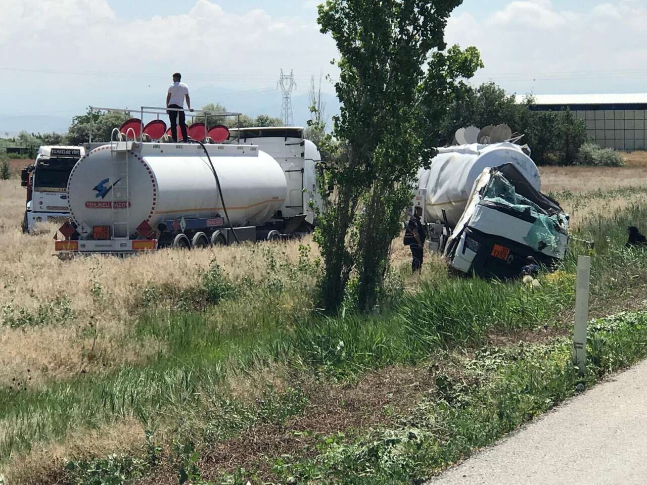Konyada Tanker Sarampole Devrildi Surucu Aracta Sikisti-1