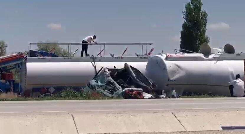 Konyada Tanker Sarampole Devrildi Surucu Aracta Sikisti